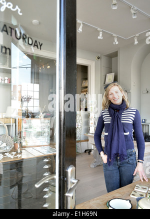 Portrait de femme mature shop keeper et ouvrir la porte Banque D'Images