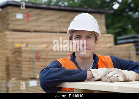 Portrait de jeune homme travailleur dans parc de séchage Banque D'Images