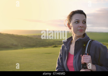 Young female hiker à par-dessus son épaule Banque D'Images