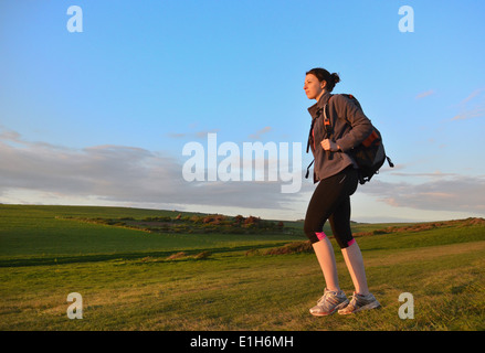 Young female hiker, randonnées dans Hills Banque D'Images