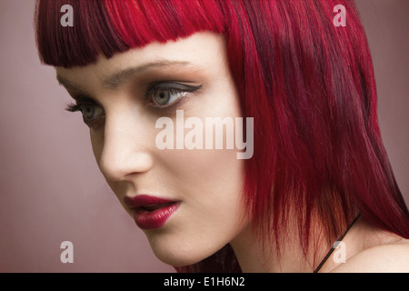 Close up studio portrait de jeune femme aux cheveux roses Banque D'Images