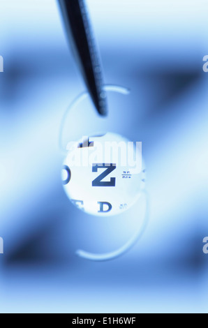 Tableau de Snellen vu à travers une lentille intraoculaire Banque D'Images