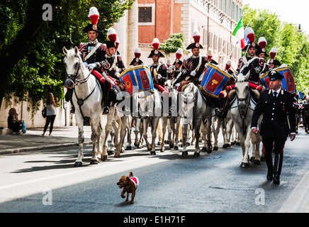 Les Carabinieri ont une bande traditionnels défilent le 01 juin 2014 à Rome, Italie Banque D'Images