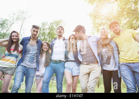 Portrait d'un groupe de 8 jeunes amis adultes Banque D'Images