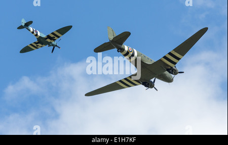 Un Spitfire et DC3 Dakota dans D-Day marquages au meeting aérien de Duxford Banque D'Images