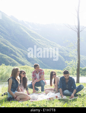 Friends sitting having picnic Banque D'Images