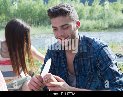 Friends sitting having picnic Banque D'Images