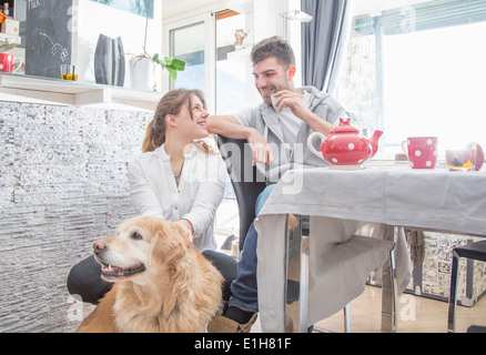 Young couple having breakfast, avec chien Banque D'Images