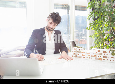 Architecte working in office Banque D'Images