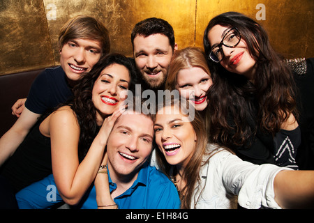 Portrait de groupe d'amis masculins et féminins en boite Banque D'Images