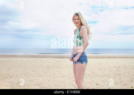 Portrait of young woman on beach Banque D'Images