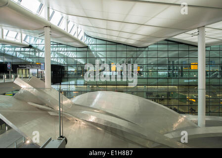 Heathrow Airport Terminal 2, Londres UK. 4 juin 2014. Premiers passagers check-in à la nouvelle aérogare 2 aujourd'hui, le 77 tonne Slipstream sculpture de l'artiste Richard Wilson les accueille à l'imprimeur de la borne. Credit : Malcolm Park editorial/Alamy Live News Banque D'Images