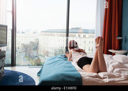 Jeune femme de chambre d'hôtel donnant sur la rue Banque D'Images