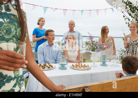 Couple à réception de mariage avec un groupe d'amis, Banque D'Images