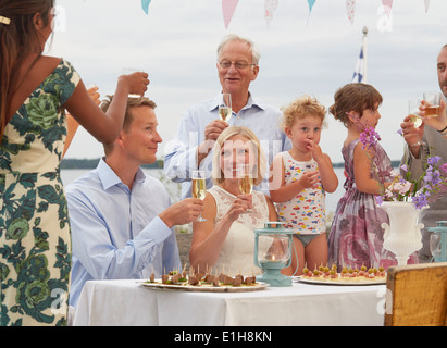 Couple à réception de mariage faire un toast avec des amis Banque D'Images