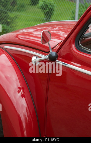 Voiture rouge avec un chrome metallic blow horn détail Banque D'Images