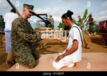 Le sergent d'artillerie du Corps des Marines des États-Unis. 12818 Quinton, gauche, un officier responsable de l'Escadron de soutien de l'aile Marine (MWSS) 172, les mains Banque D'Images