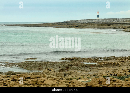 L'Inis Oirr ou phare d'Inisheer situé sur le sud-est de point, d'Inisheer surplombant la baie de Galway, à l'ouest de l'Irlande. Banque D'Images