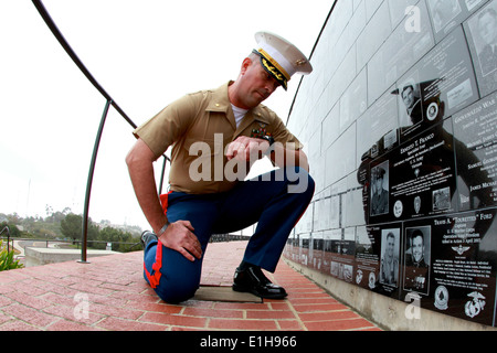 Le major Kyle Hanner, officier d'artillerie avec 3rd Marine Aircraft Wing, rend hommage aux soldats tombés Le capitaine Benjamin et le Capt Évelyne Banque D'Images