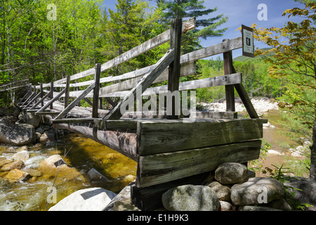 North Fork junction, passerelle qui traverse la branche est de la rivière Pemigewasset le long du sentier des chutes de Thoreau dans Pemigewasset Wilderness, NH. Banque D'Images