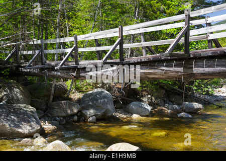 North Fork junction, passerelle qui traverse la branche est de la rivière Pemigewasset le long du sentier des chutes de Thoreau dans Pemigewasset Wilderness, NH. Banque D'Images