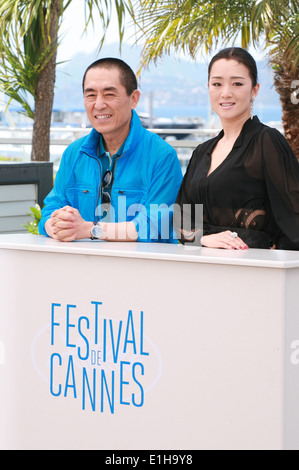 Réalisateur Yimou Zhang et l'actrice Gong Li à l'appel de la photo pour le film Le Retour à la maison à la 67e Festival de Cannes, 2014 Banque D'Images