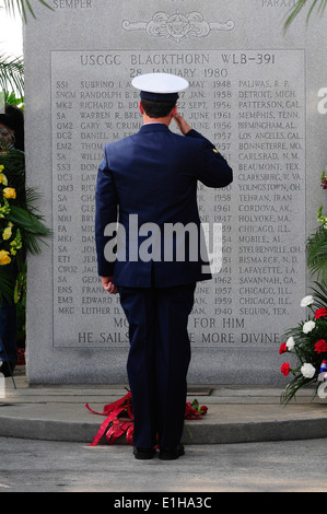 Un garde-côte américain salue devant les garde-côte de prunellier memorial au cours d'une cérémonie marquant le 32ème annive Banque D'Images