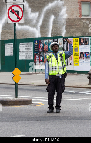 Policier de diriger la circulation à Manhattan, New York City, USA Banque D'Images