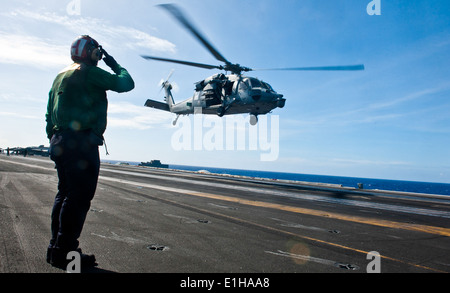 L'aviation de la Marine américaine mécanicien structurels Airman Juan Arce un hélicoptère MH-60S Knighthawk affecté à l'Escouade de l'hélicoptère de combat Mer Banque D'Images