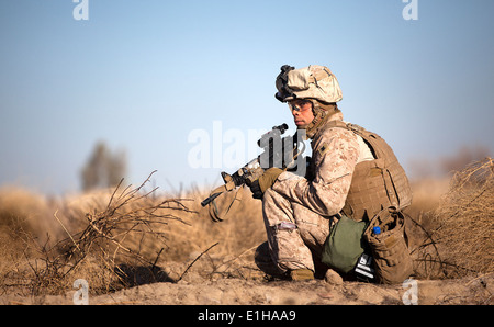 U.S. Navy Hospital Corpsman 2e classe Jérémie Saint Thomas, affecté au 3e Bataillon, 3e Régiment de Marines, participe à Banque D'Images