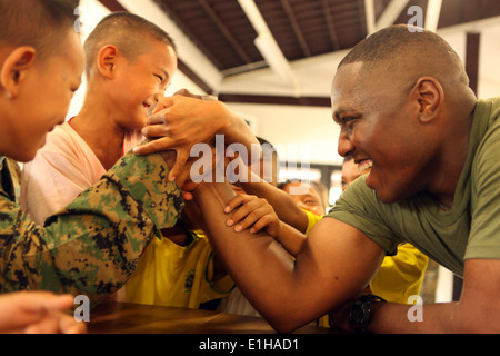 Le sergent du Corps des Marines des États-Unis. Elie Bowser, bataillon de logistique de combat 31, 31e Marine Expeditionary Unit, arm wrestles un Thaï Banque D'Images