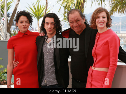 Nailia Harzoune, Rachid Youcef, Réalisateur Tony Gatlif et Céline Sallette appel à la photo pour le film Geronimo, à la 67e ca Banque D'Images