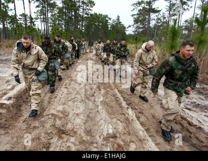 Les Marines américains et les marins affectés à l'élément de commandement, 24e Marine Expeditionary Unit, organiser chaque année des armes chimiques, biologiques, Banque D'Images