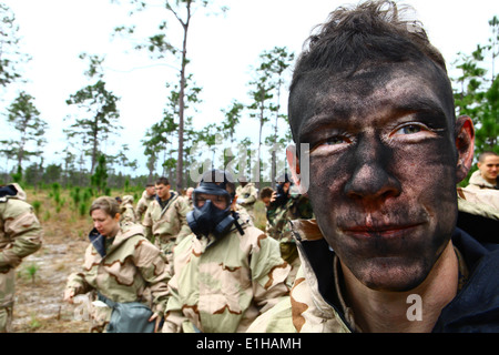 Corps des Marines des États-Unis Le Cpl. Bart Steinburg's, un spécialiste du système de données affecté à la 24e unité expéditionnaire de Marines, a son visage Banque D'Images