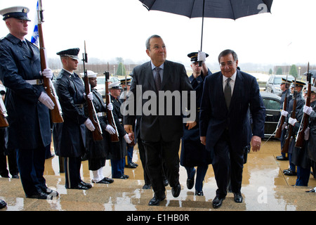 Le secrétaire américain à la défense, Leon E. Panetta, centre droit, l'hôte de l'honneur de souhaiter la bienvenue à cordon Ministre israélien de la Défense Ehud Bara Banque D'Images