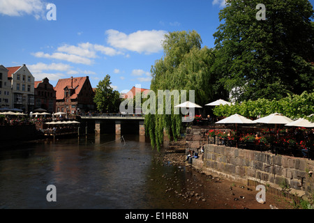 Restaurant Terrasse Luener Muehle, Wasserviertel à fleuve Ilmenau, Lunebourg, Basse-Saxe, Allemagne, Europe Banque D'Images