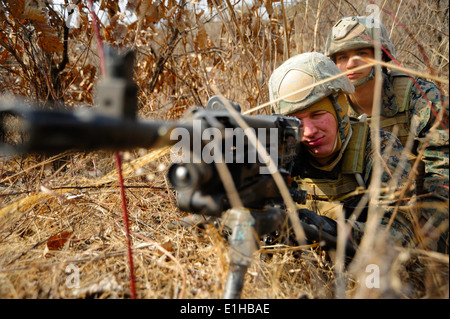 Le Corps des Marines des États-Unis. Aaron Saldana, background, affecté à la flotte de la sécurité antiterroriste Team (FAST) Pacifique, assi Banque D'Images