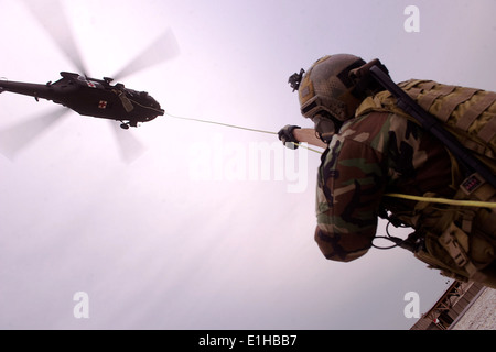 Une armée nationale afghane (ANA) aide à hisser un commando dans la litière un UH-60 Black Hawk le 3 mars 2012, pendant les ev Banque D'Images