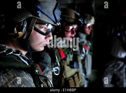 Des soldats des forces spéciales de l'armée américaine de se préparer à une ouverture basse sauter de la Royal Air Force C-130K Hercules Banque D'Images