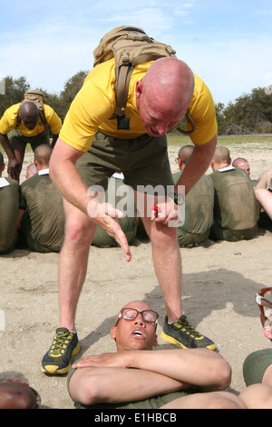 Le sergent du Corps des Marines des États-Unis. Daniel C. Downing, comité permanent, d'une perceuse instructeur au Marine Corps Recruter Depot, motive recruter Aaron G Banque D'Images