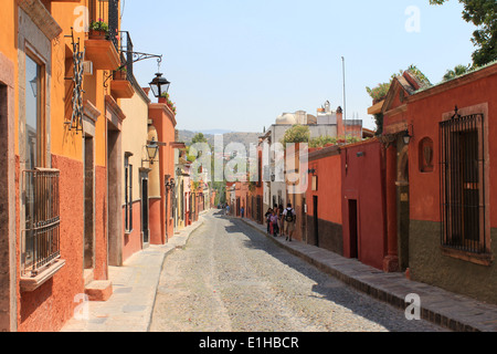 Maisons colorées bordant une rue pavée à San Miguel de Allende, Guanajuato, Mexique Banque D'Images