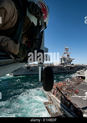 U.S. Navy Naval Air Crewman 2e classe Cory Merritt, affecté à l'Escadron d'hélicoptères anti-sous-marin (HS) 15 guides, les pilotes o Banque D'Images