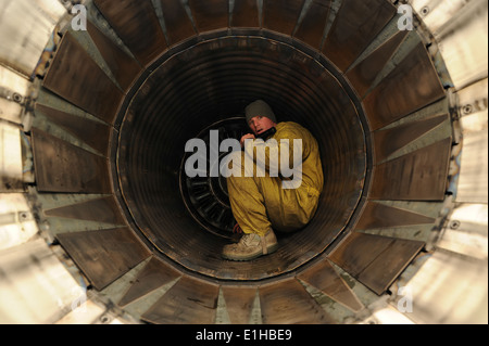 Le sergent de l'US Air Force. Mike Radcliff, chef d'équipe affectée au 52e Escadron de maintenance des aéronefs, inspecte le afterbur Banque D'Images