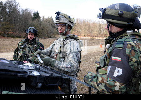 La CPS de l'armée américaine. Robert McRae, centre, avec le Siège de l'entreprise et de l'Administration centrale, 173e Airborne Brigade Combat Team (ABCT), BRI Banque D'Images