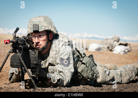 U.S. Air Force Tech. Le Sgt. Derek Castellano, premier plan, affecté à la 140e Escadron des Forces de sécurité, Colorado Air National G Banque D'Images