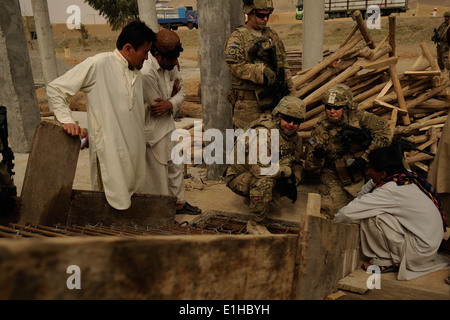 Les membres de l'Équipe de reconstruction provinciale de Kandahar mener une étude de site de bazar dans la province de Kandahar, Afghanistan, Mar Banque D'Images