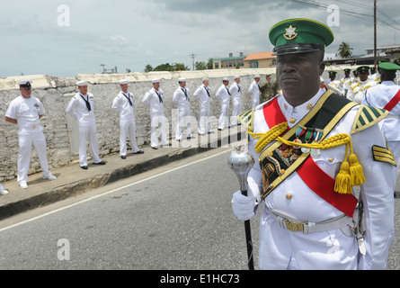 Les membres de la Trinité-et-Tobago Defence Force fanfare, premier plan, effectuer au cours de la cérémonie commémorative de la Par Banque D'Images