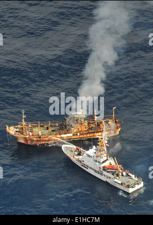 Le navire de pêche japonais Ryou-Un Maru brûle dans le golfe de l'Alaska le 5 avril 2012, après la U.S. Coast Guard Cutter Anacapa ( Banque D'Images