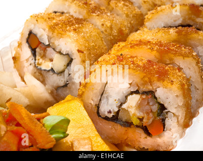 Morceaux de sushis avec de la salade. Banque D'Images