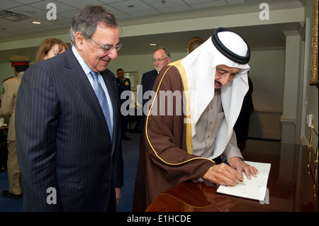 Le secrétaire à la défense, Leon E. Panetta, gauche, montres comme ministre de la Défense Saoudien Prince Salman bin Abdulaziz Al Saud s Banque D'Images